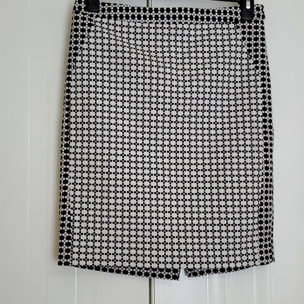 THE LIMITED. Size 8 white and black color .